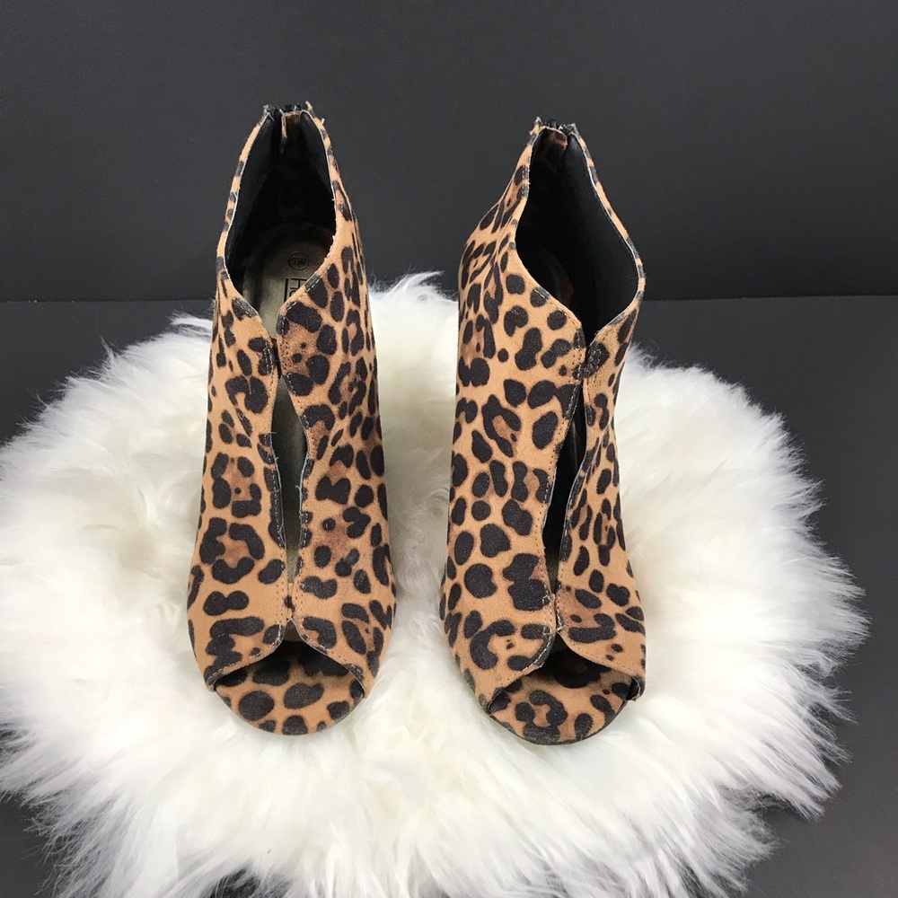 Hot Tomato leopard open toe heels